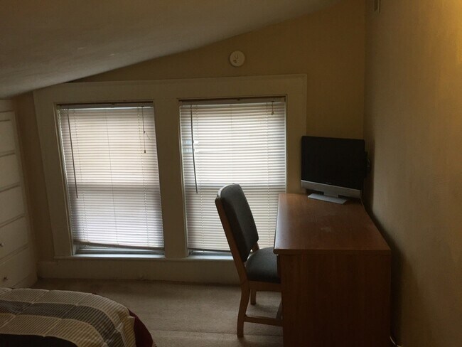 Building Photo - One Bedroom in Olde Town Portsmouth
