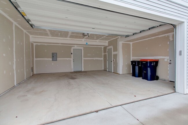 Building Photo - Three Bedroom Townhome