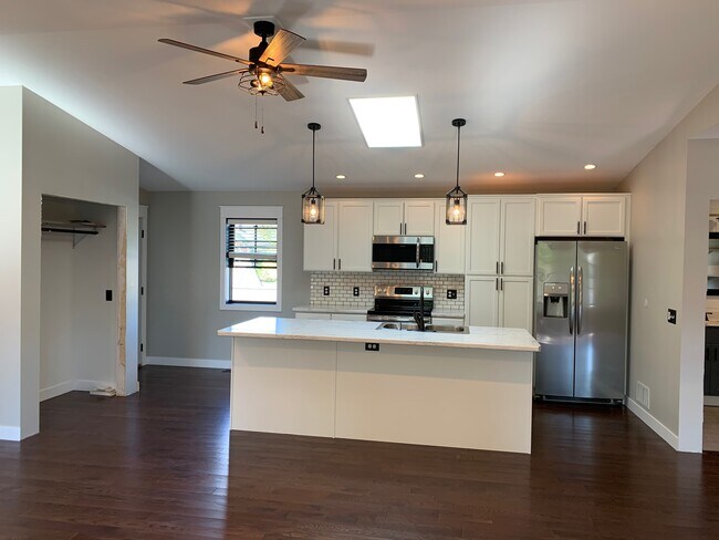 KITCHEN WITH STAINLESS STEEL APPLICANCES - 713 Washington St