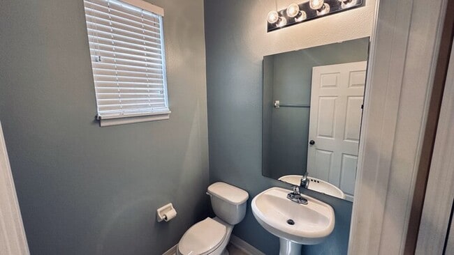Building Photo - Elegant 2 Master Suite Townhome with Disne...