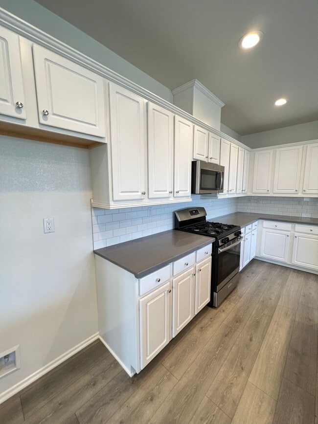 Building Photo - Beautiful 2 Bedroom 2 Bath Townhome