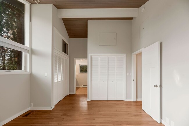 Building Photo - Woodridge Home 4bd 3ba great location!