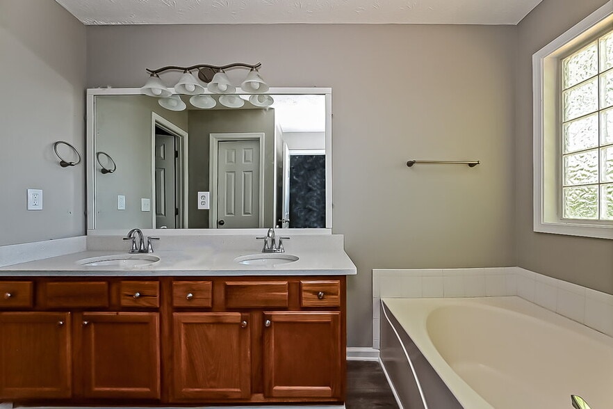 Building Photo - 216 Rivergate Ct