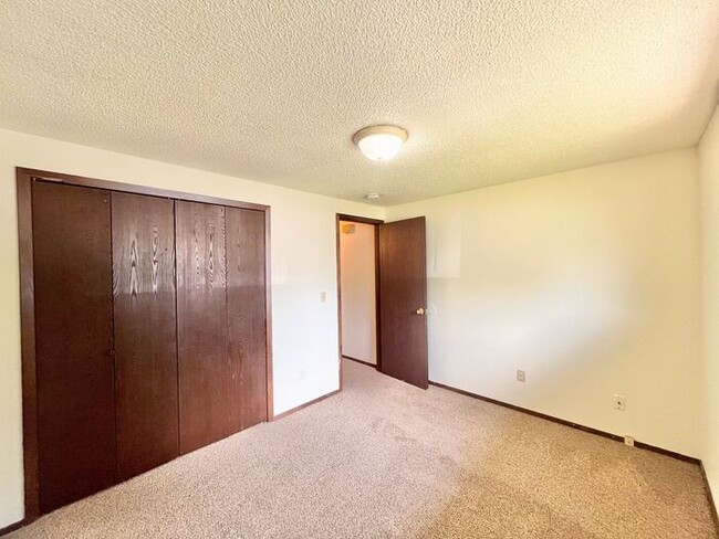 Building Photo - 2 Bedroom, 1 Bath Duplex, 1 Car Garage