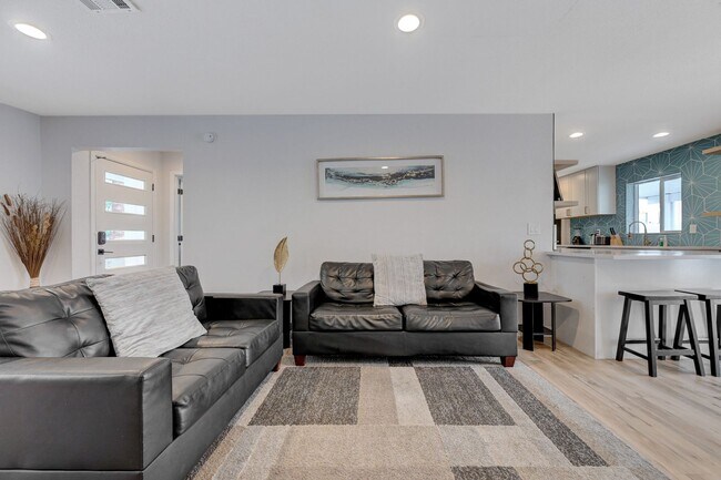 Building Photo - Fully Furnished or Unfurnished 3 BR / NO HOA