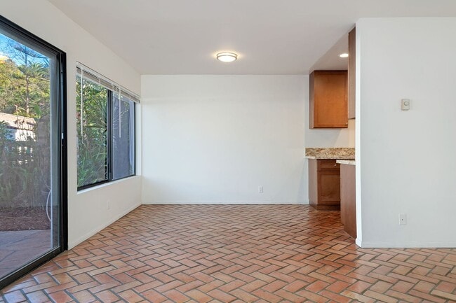 Building Photo - This wonderful East Beach Townhome Awaits!