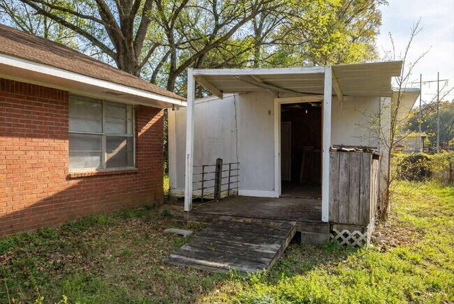 Building Photo - 1917 Watkins Dr