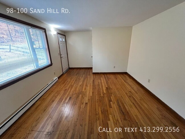 Building Photo - Charming 3 BR in a Quiet Amherst Location