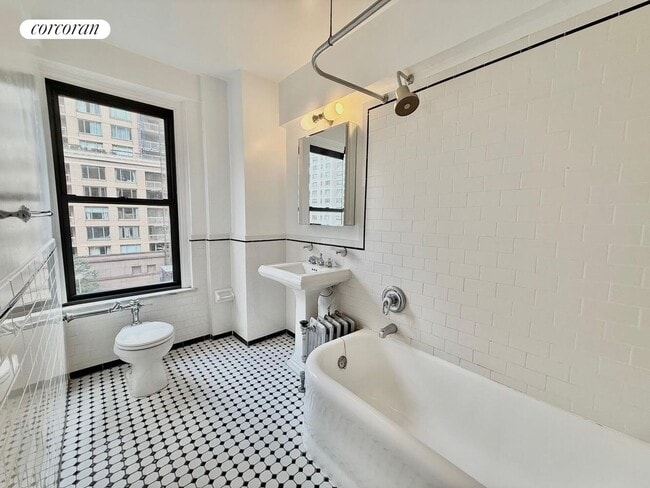 Building Photo - 210 E 68th St