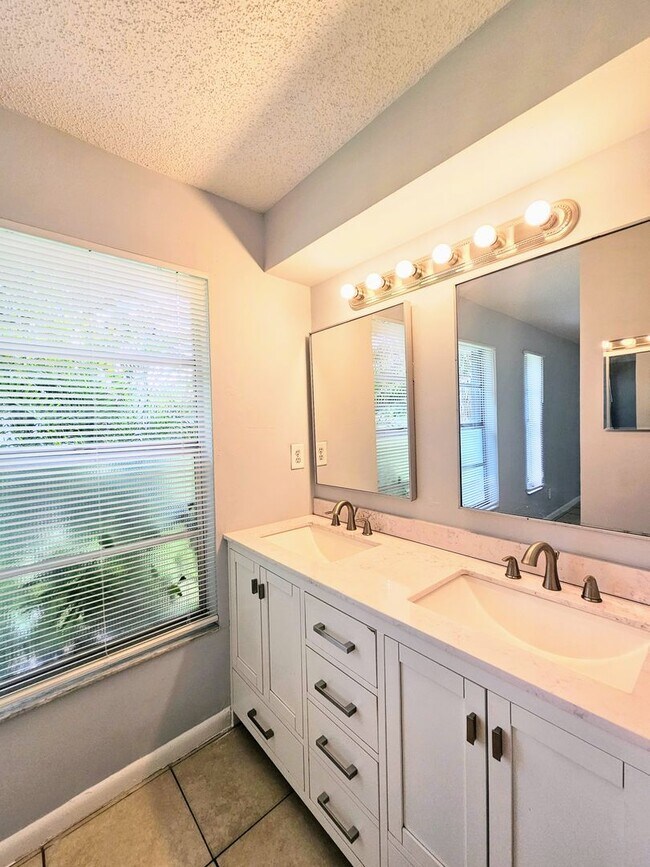 Building Photo - Beautifully Maintained 3-Bedroom Home with...