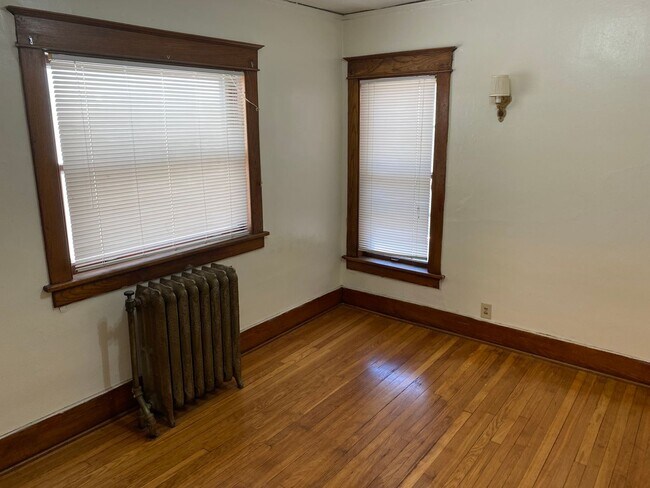 Building Photo - 827-833 Goodhue