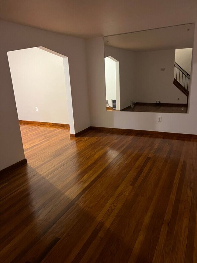 Building Photo - Updated 2 bedroom cutie in Brentwood! ** H...