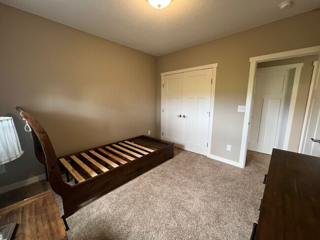 Building Photo - Beautiful 5-bed, 3.5-bath Single Family Home!