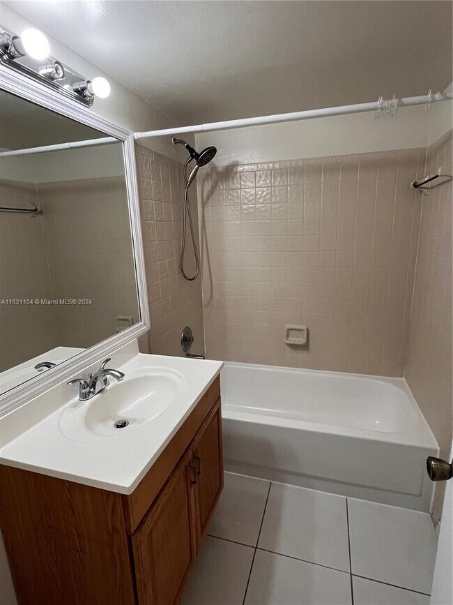 Building Photo - 10143 Twin Lakes Dr