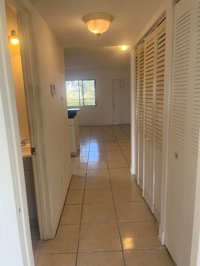 Building Photo - 1626 Meadows Cir W