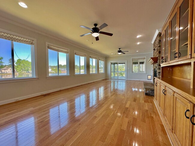 Building Photo - Beautiful Lakefront View!