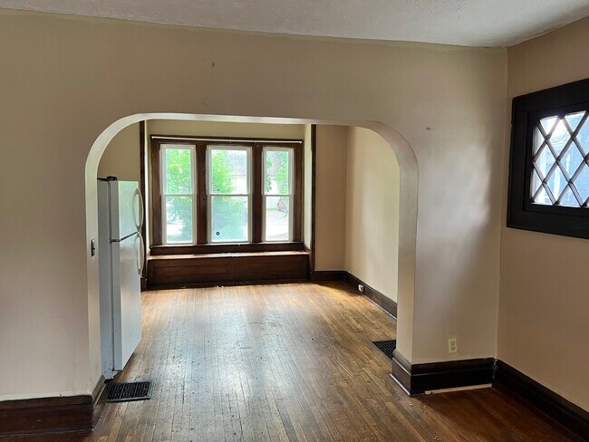 Building Photo - 385 E 16th Ave