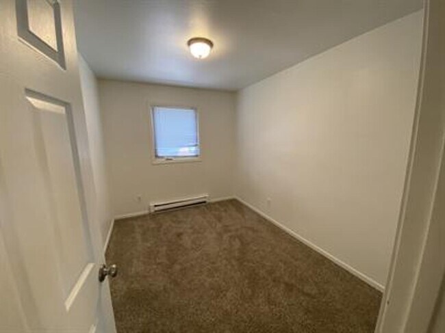 Building Photo - 500 S Circle Dr