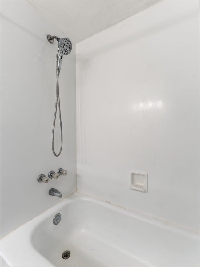 Building Photo - Absolutely stunning executive 2/1.5 townhome in South Tampa