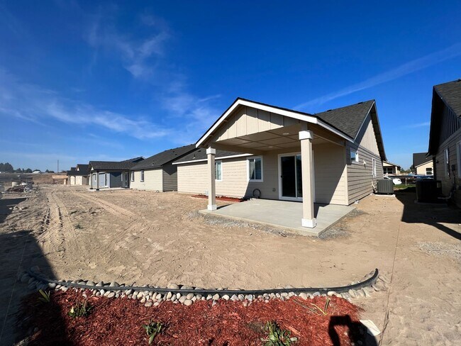 Building Photo - Modern 3 Bed 2 Bath!! Covered Patio!!