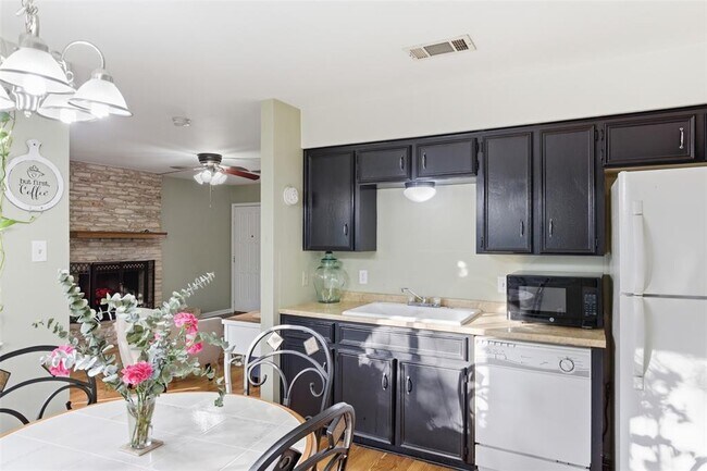 Building Photo - 105 Norwood Dr