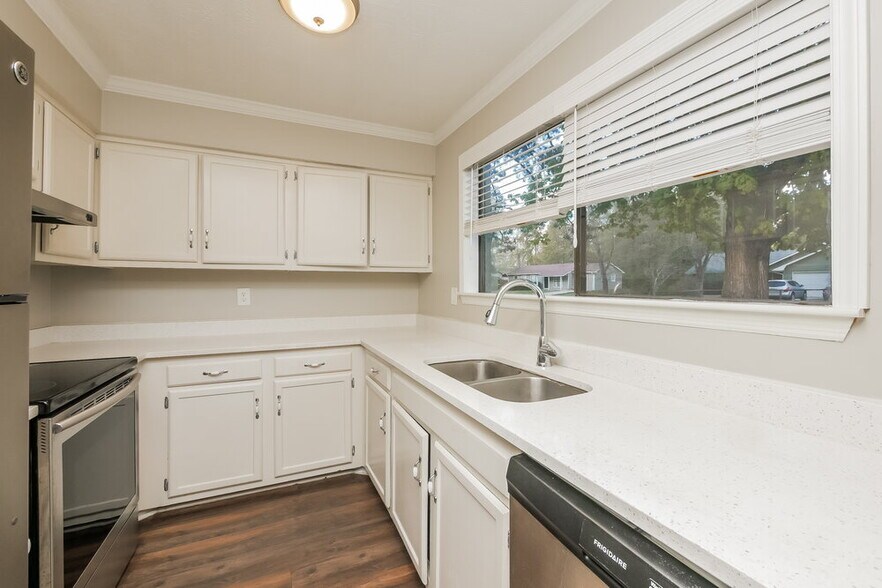 Building Photo - 9346 Woodknoll Way