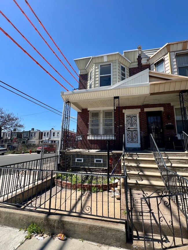 Building Photo - Stunning 3-Bedroom Townhome in Carroll Park! Available NOW!