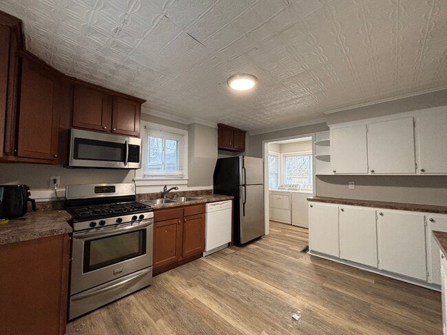 Building Photo - 4 Bedroom 2 Bath Single Family Home W/Garage!