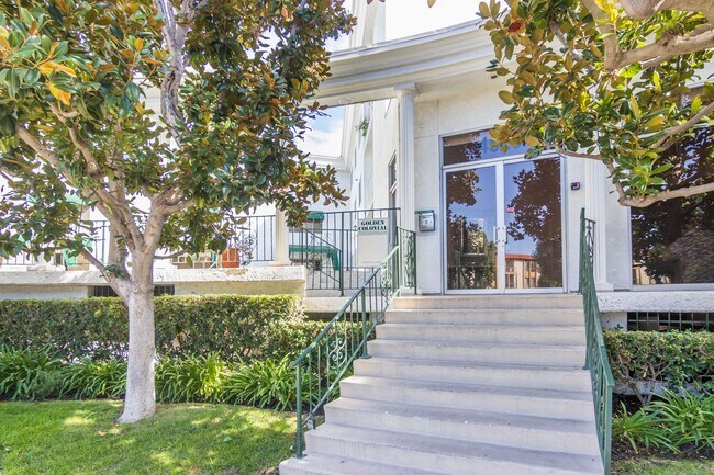 Building Photo - Spacious 2 BEDROOM/2 BATH Ample Closet Space Family Friendly