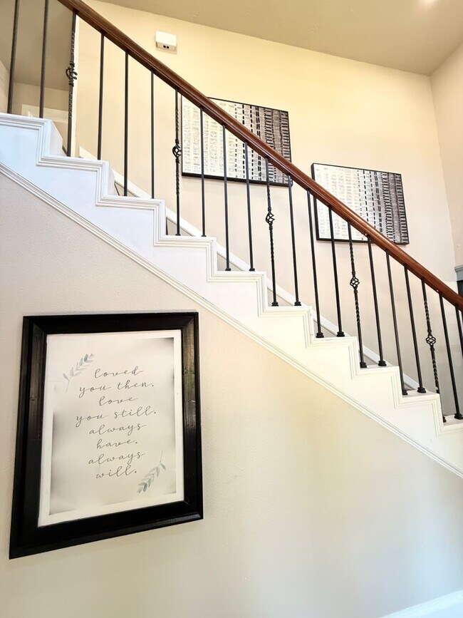 Building Photo - 1711 Surrey Ct