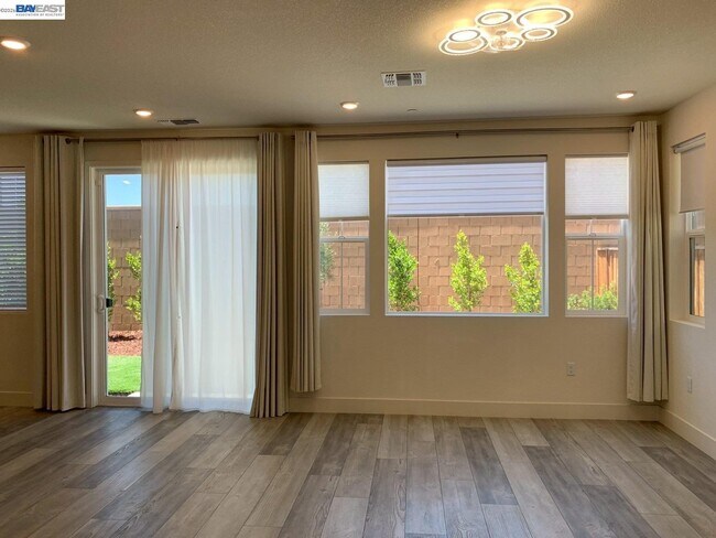 Building Photo - 7149 Diamond Ave