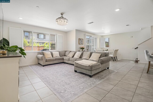 Building Photo - 546 Avanti Way