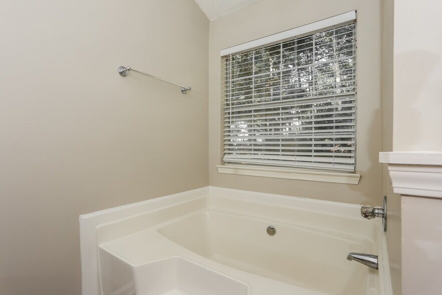Building Photo - 2350 Larpent Ct