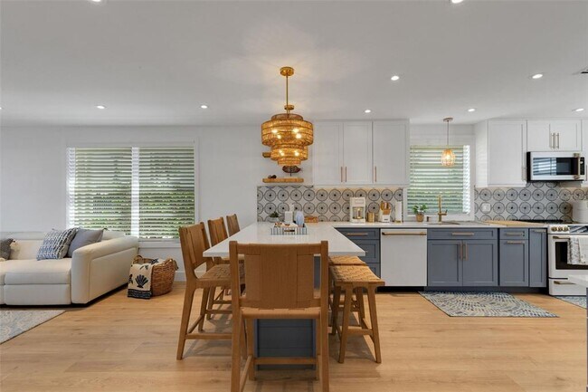 Building Photo - 4360 Chatham Dr