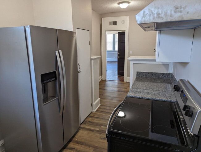 Building Photo - Charming Apartment Downtown Columbia