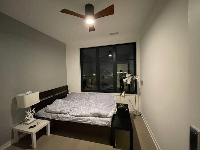 Building Photo - 1400 W Monroe St