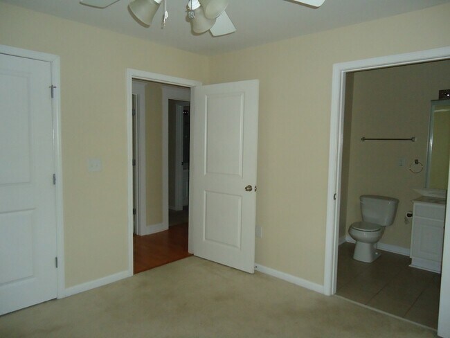 Building Photo - Summit #1012 - End Unit! - PRELEASING FOR AUGUST 2026!