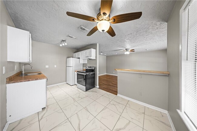 Building Photo - 1419 Hillside Dr