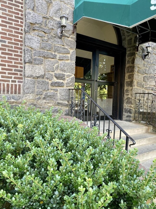 Building Photo - 6 West Ave