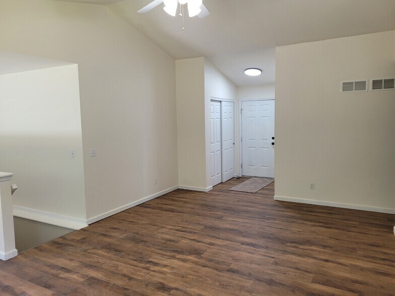 Building Photo - 4 Spring Hill Cir