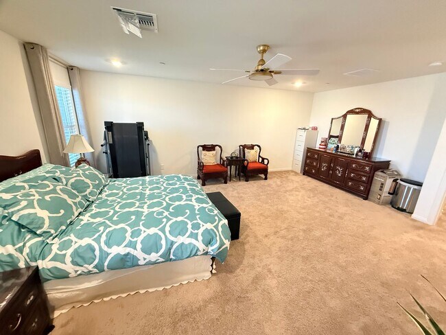 Building Photo - Gated NW community 5Bed