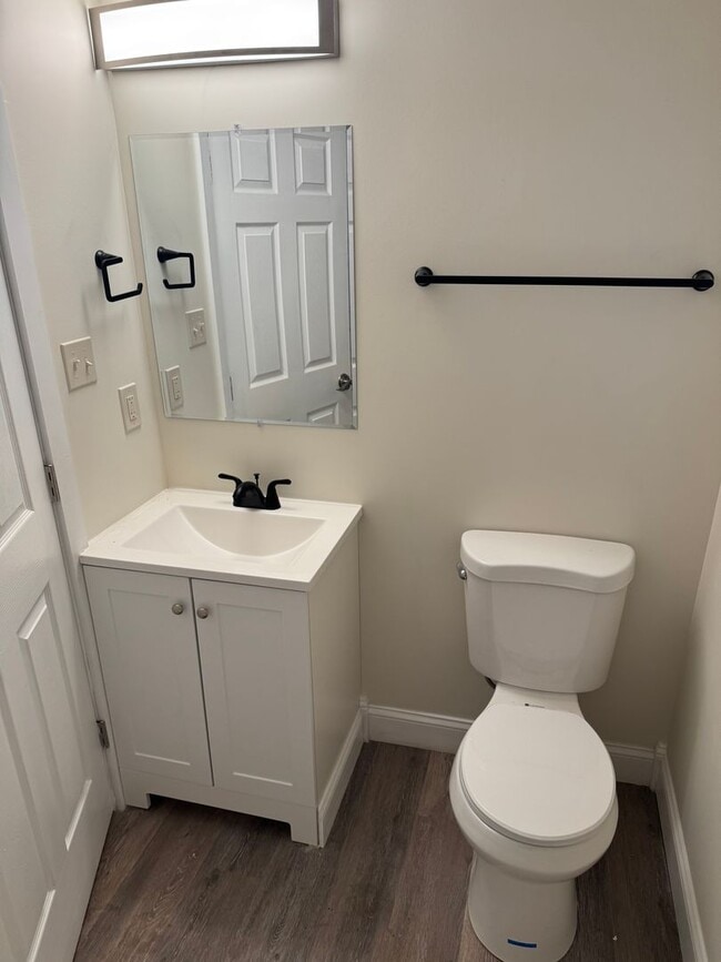 Building Photo - 4 bedroom, 1.5 bath, half double house