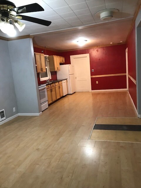 Building Photo - 208 B St