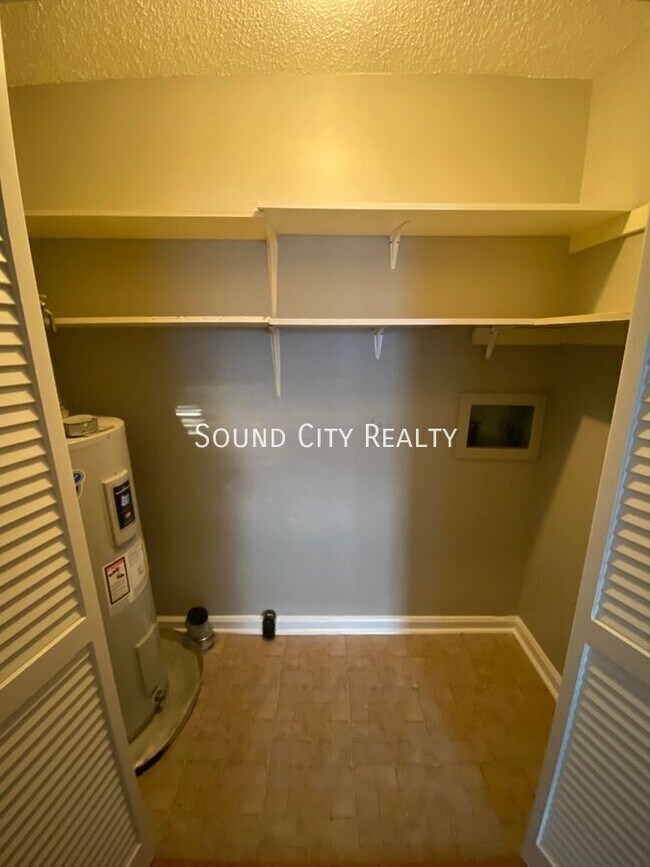 Building Photo - 3533 Albee Dr