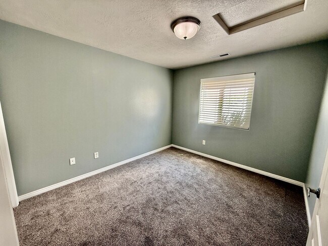 Building Photo - Adorable Home is Mirage Estates at Southgate