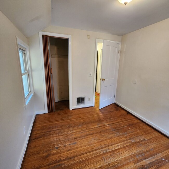 Building Photo - Cute 2/3 Bedroom Single Family House Avail...