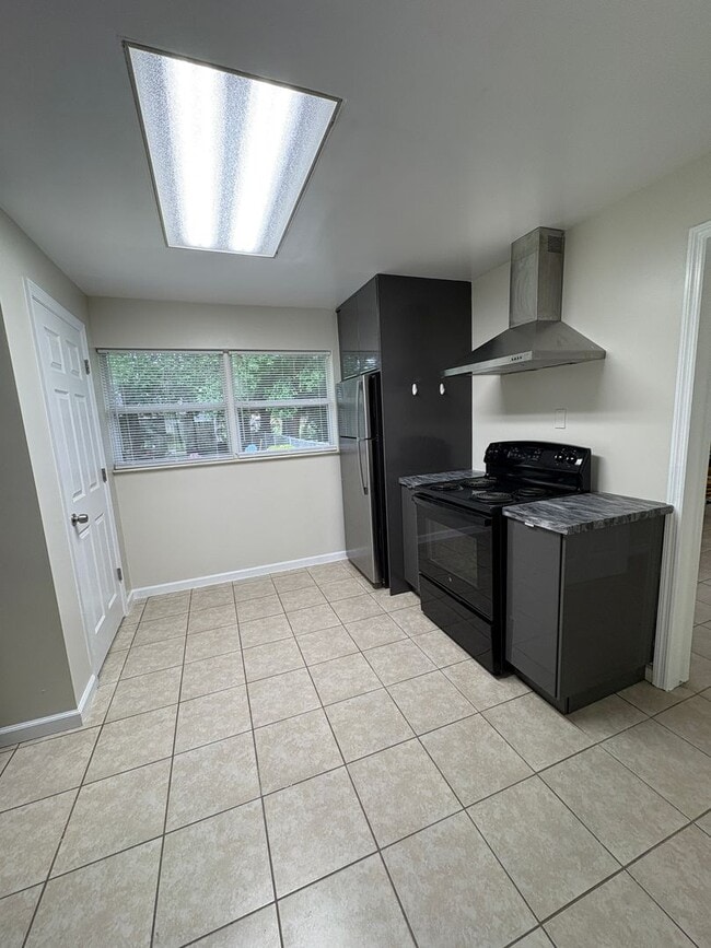 Building Photo - Renovated 3 bedroom house in the heart of ...
