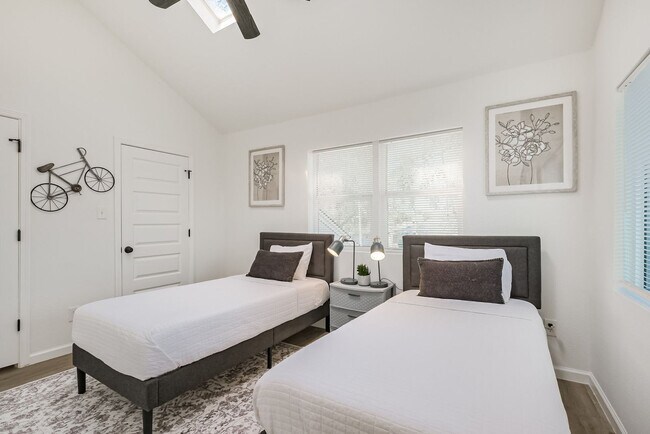 Building Photo - 5021 Libbey Dr