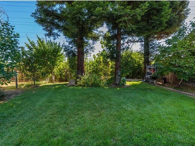 Building Photo - 5742 W Palo Alto Ave