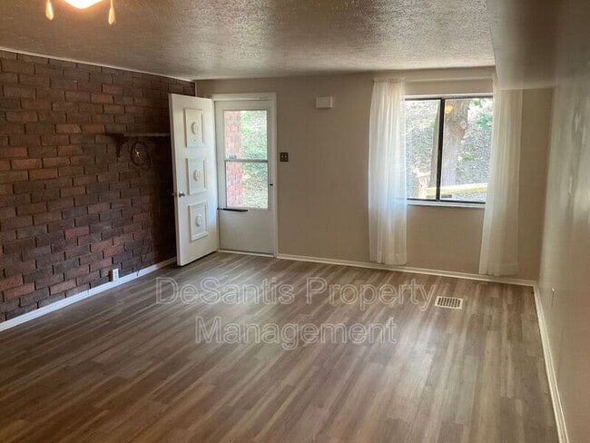 Building Photo - 446 Crosby Drive